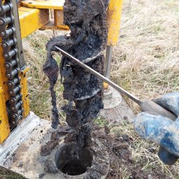 Oto co można znaleźć pod powierzchnią trawy na terenie inwestycyjnym na 6 m p.p.t. 