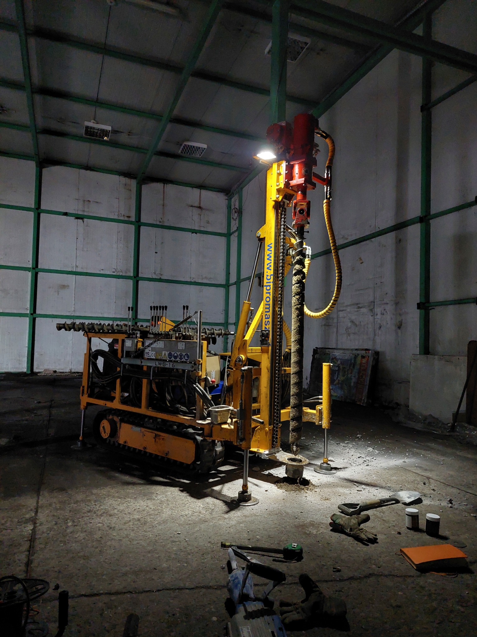 Badania gruntu i pobor próbek wewnątrz budynku