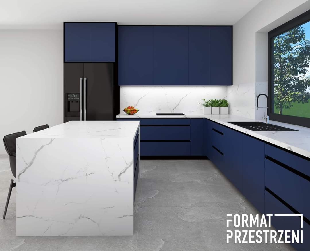 Wizualizacja nowoczesnej kuchni z granatowymi szafkami i białym blatem z efektem marmuru, wyspa kuchenna z blatem z efektem marmuru, czarna lodówka i okno z widokiem na zieleń.