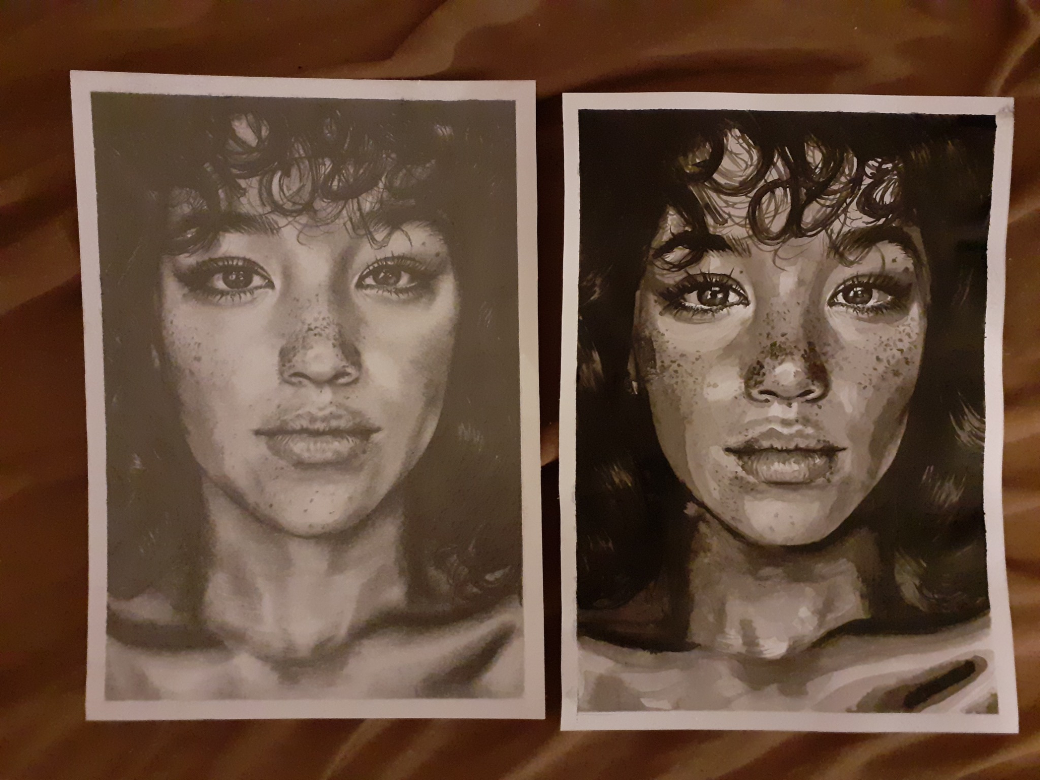 Dwa portrety tej samej kobiety z kręconymi włosami i piegami, jeden w odcieniach szarości, drugi bardziej kontrastowy, oba na białym papierze.