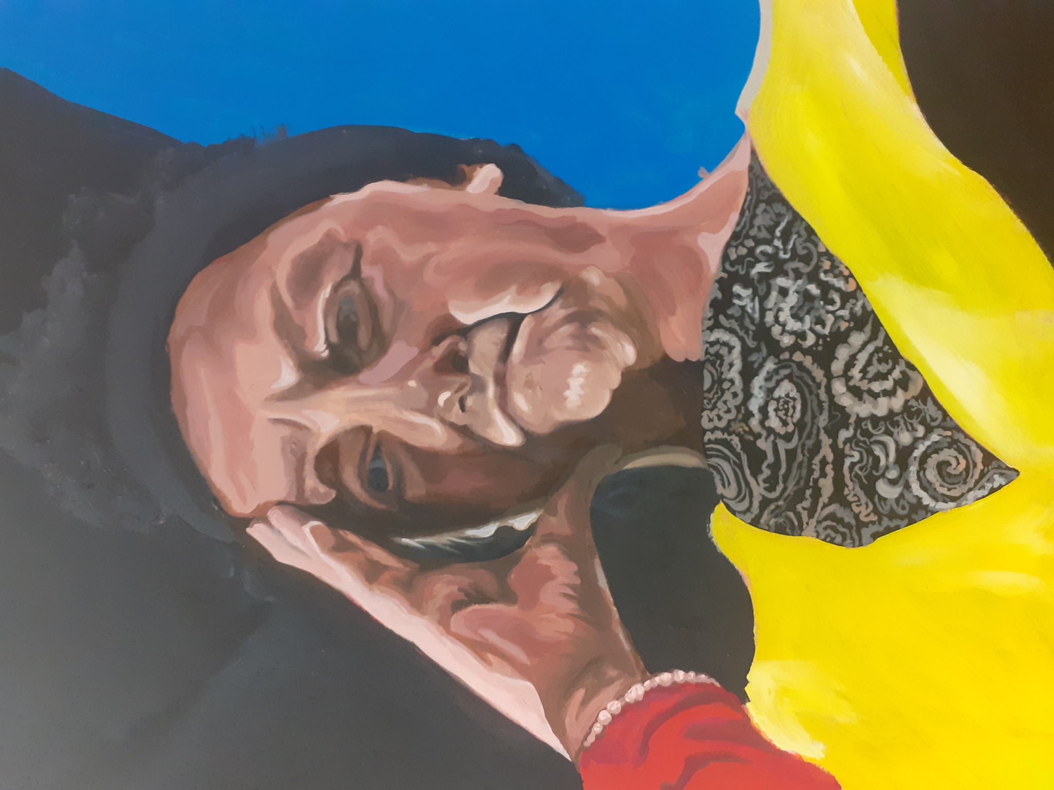 Portret kobiety w jaskrawych kolorach: żółta bluzka, czerwony rękaw z perłową bransoletką, czarno-biały wzorzysty dekolt, błękitne tło, namalowany ekspresyjnymi pociągnięciami pędzla.