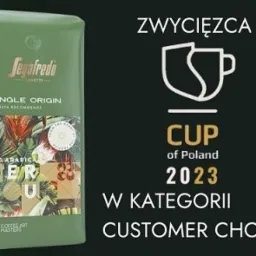 Opakowanie kawy Segafredo Single Origin Peru, z logo Cup of Poland 2023 w kategorii Customer Choice, na zielonym tle.