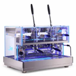 Dwugrupowy ekspres do kawy z przezroczystą obudową, podświetlony niebieskim światłem LED, z dźwigniami i manometrem.