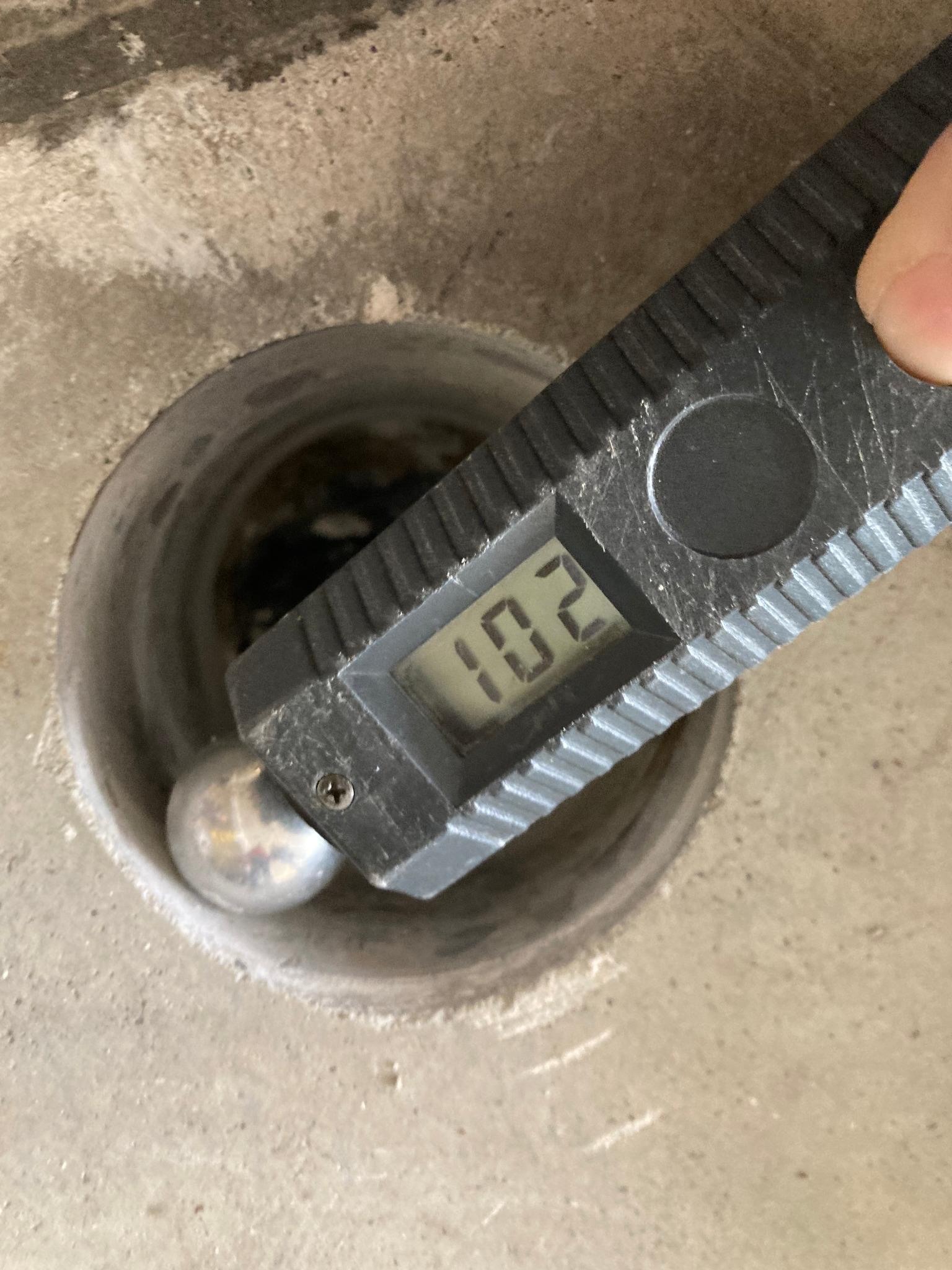 Pomiar wilgotności w otworze wiertniczym w betonie za pomocą wilgotnościomierza z kulistą sondą, wskazanie 102.