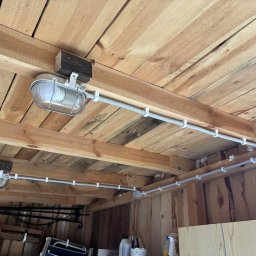 Montaż elektryki w domku letniskowym.