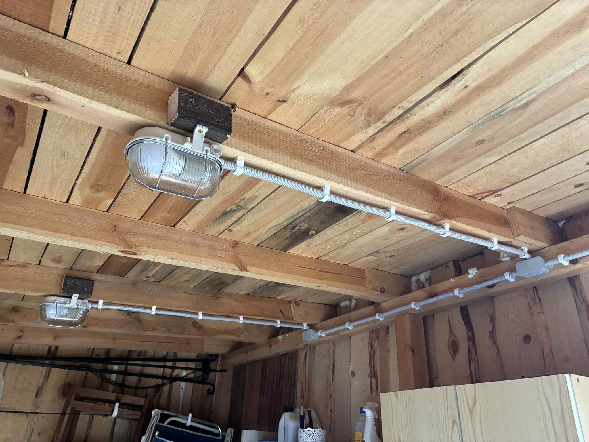 Montaż elektryki w domku letniskowym.