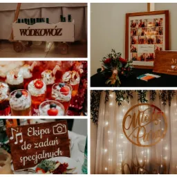 Dekoracje ślubne: wózek z napisem 'Wódkowóz' wypełniony małymi butelkami, desery w szklankach z bitą śmietaną i owocami, pamiątkowe zdjęcia w ramce, bukiet kwiatów, drewniana księga gości...