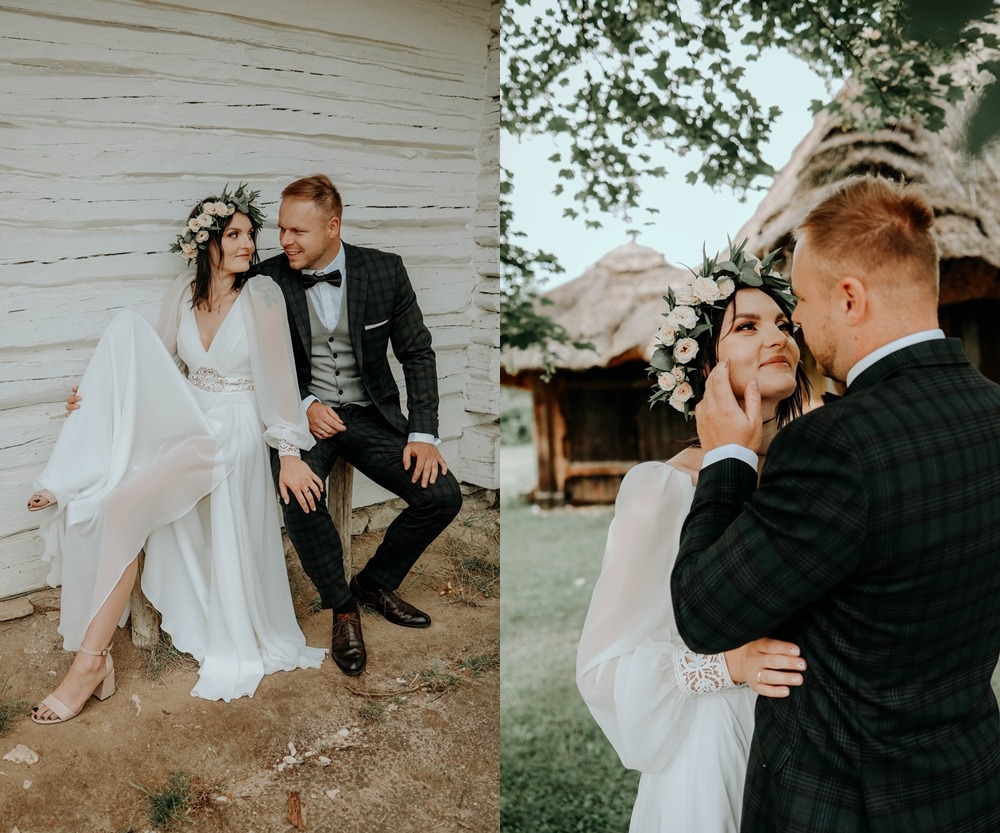 Para młoda w Starachowicach: Panna Młoda w koronie z kwiatów i zwiewnej sukni, Pan Młody w kraciastej marynarce i muszce, rustykalne tło z drewnianą chatą.