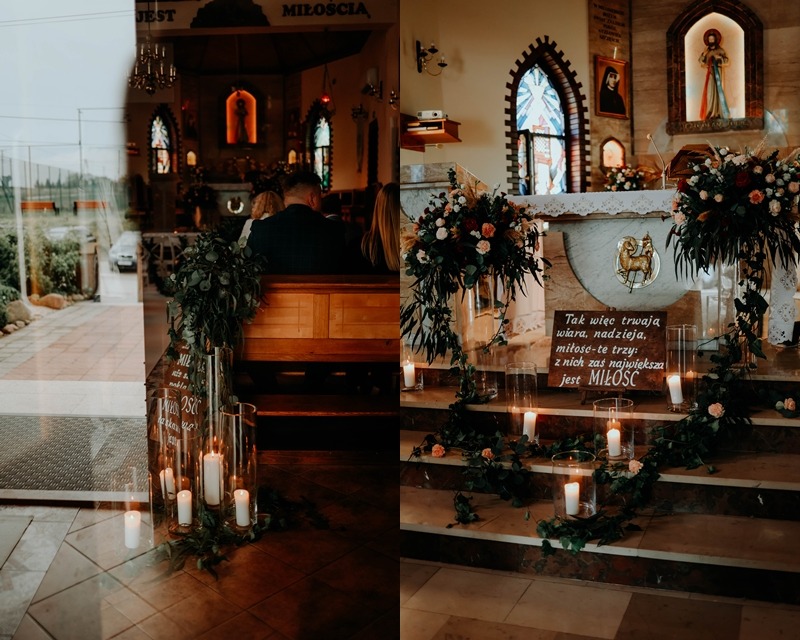 Dekoracja kościoła na ślub: kompozycje kwiatowe w wysokich wazonach, świece w szklanych cylindrach na schodach ołtarza, drewniana tablica z napisem o miłości, widok na wnętrze kościoła przez...