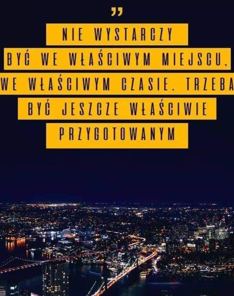 Inspirujący cytat nad panoramą nocnego miasta: 'Nie wystarczy być we właściwym miejscu, we właściwym czasie. Trzeba być jeszcze właściwie przygotowanym'.