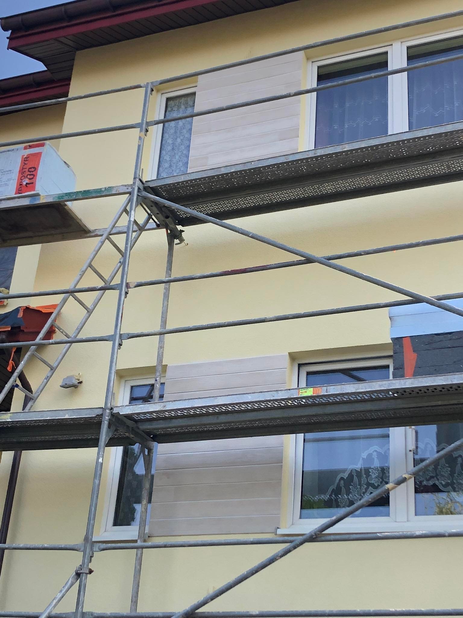 Malowanie elewacjo oraz doklejenie deski dekoracyjnej