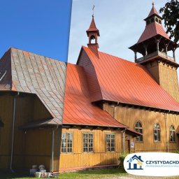 Czysty DachDom - Drewniany kościół przed i po malowaniu dachu na czerwono. Po lewej stronie widoczna drabina oparta o dach. Na dole widoczne wiadra z farbą.