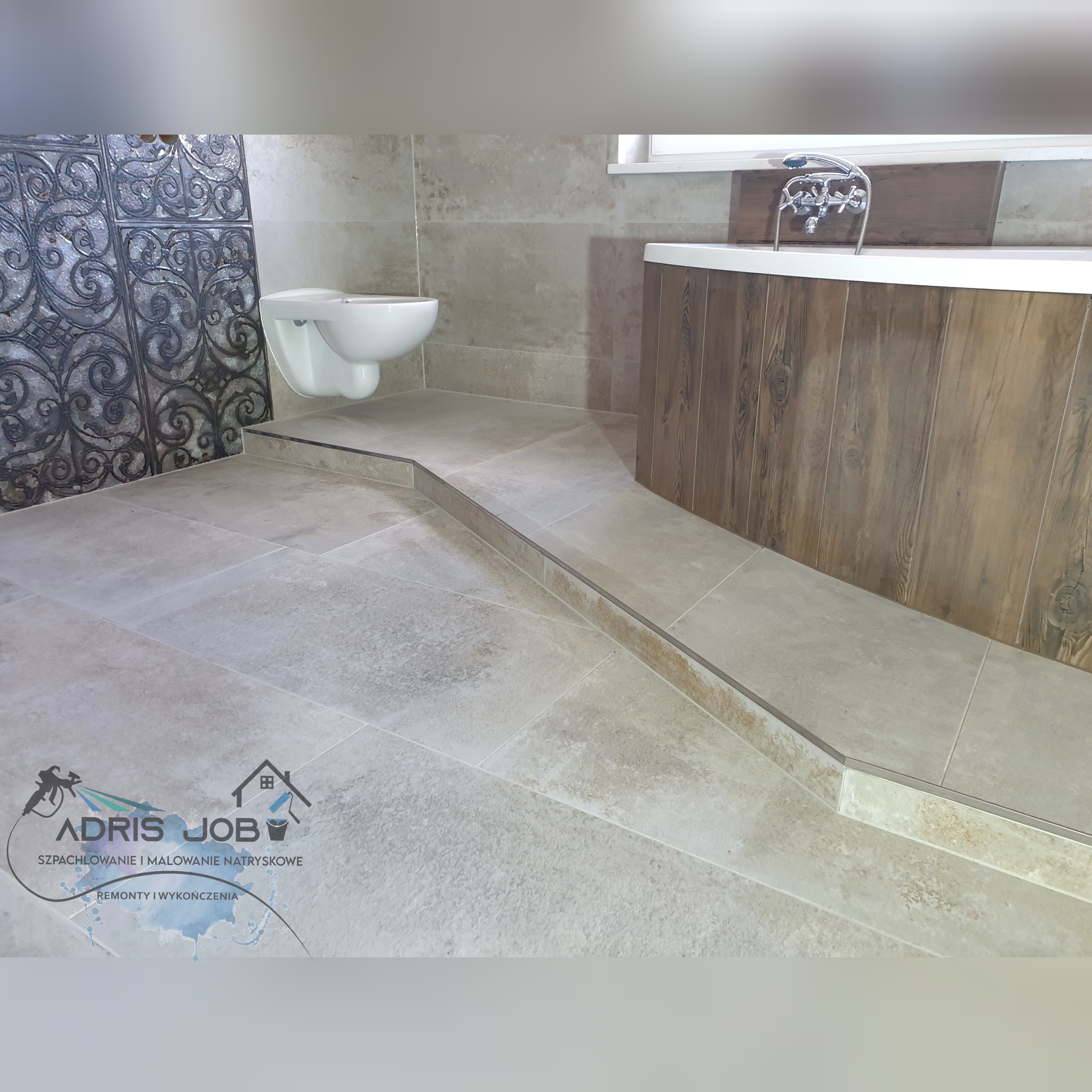 Wykończona łazienka w Olszynie z beżowymi płytkami, ozdobną ścianą z metalową dekoracją, podwieszaną toaletą i obudowaną wanną z drewnopodobnymi panelami.