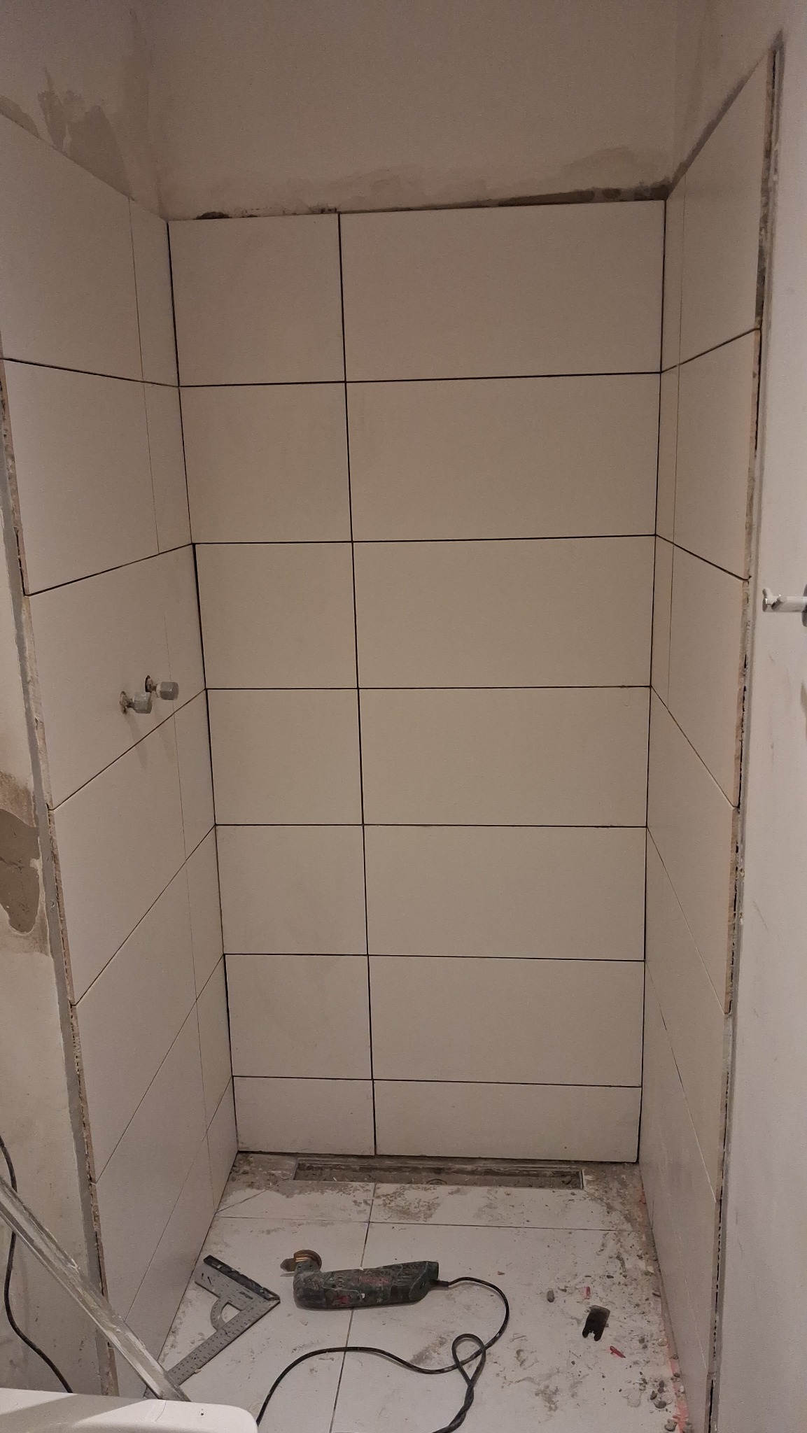 Remont łazienki, nieszczelny odpływ liniowy