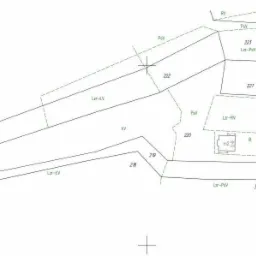 Szkic geodezyjny działki z zaznaczonymi numerami ewidencyjnymi i rodzajem użytków gruntowych, widoczne oznaczenia granic działek i budynków.