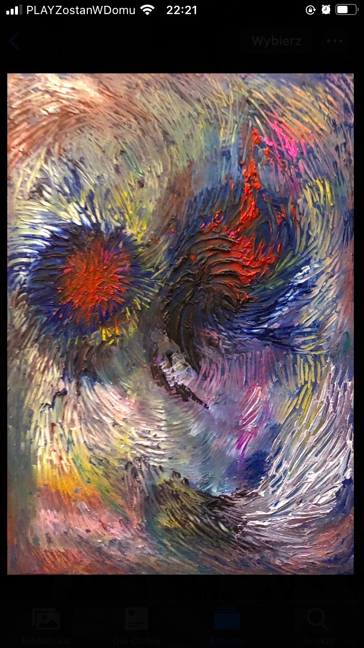 Abstrakcyjne malowidło z fakturą, dominują wirujące pociągnięcia pędzla w odcieniach błękitu, czerwieni, żółci i bieli, tworzące dynamiczny i ekspresyjny obraz.