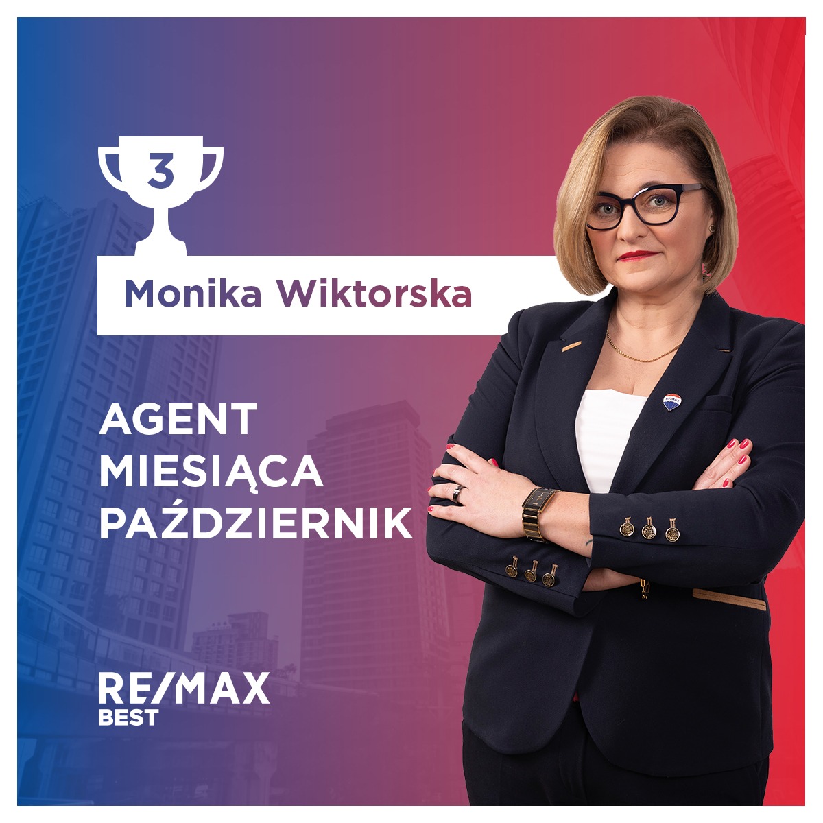 Portret kobiety, agenta nieruchomości Monika Wiktorska, z nagrodą 'Agent Miesiąca Październik' RE/MAX Best, na tle budynku.