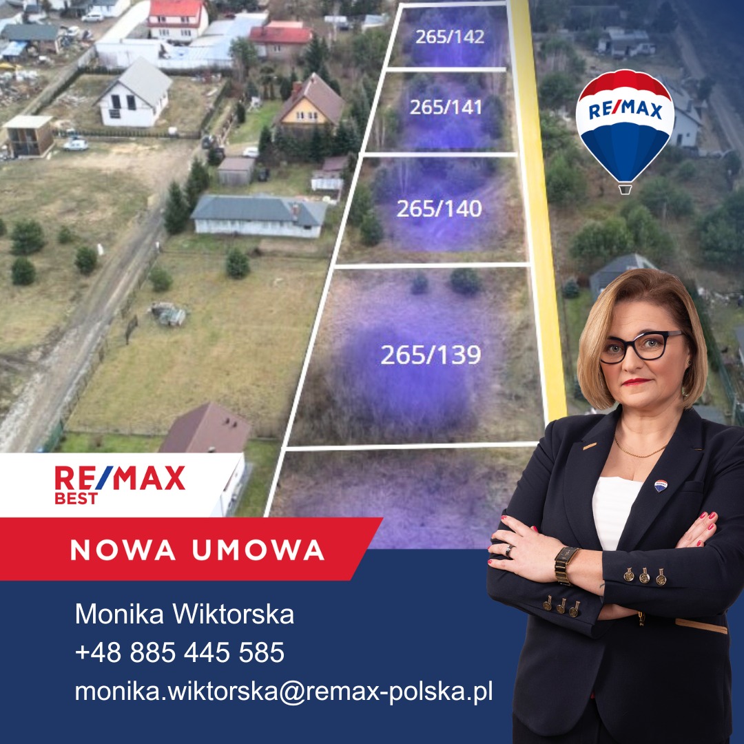Agentka nieruchomości RE/MAX prezentuje działki na sprzedaż z numerami 265/139 do 265/142, widok z lotu ptaka na osiedle domów jednorodzinnych.
