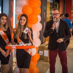 Hostessy i konferansjer podczas otwarcie sklepu Mi Store w Rivierze w Gdyni