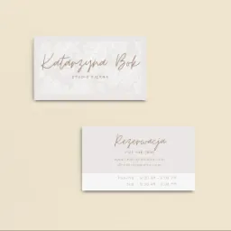 Dwie wizytówki na beżowym tle. Górna wizytówka z napisem 'Katarzyna Bok STUDIO PIĘKNA' i motywem kwiatowym. Dolna wizytówka z napisem 'Rezerwacja', numerem telefonu, adresem strony internetowej...