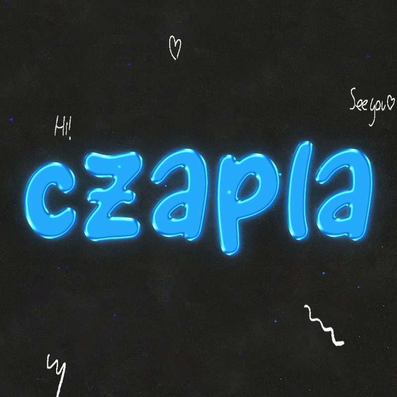 Napis 'czapla' wykonany w stylu neonowym, jasnoniebieski, umieszczony na ciemnym, ziarnistym tle z drobnymi, odręcznymi rysunkami, w tym serce i powitania.