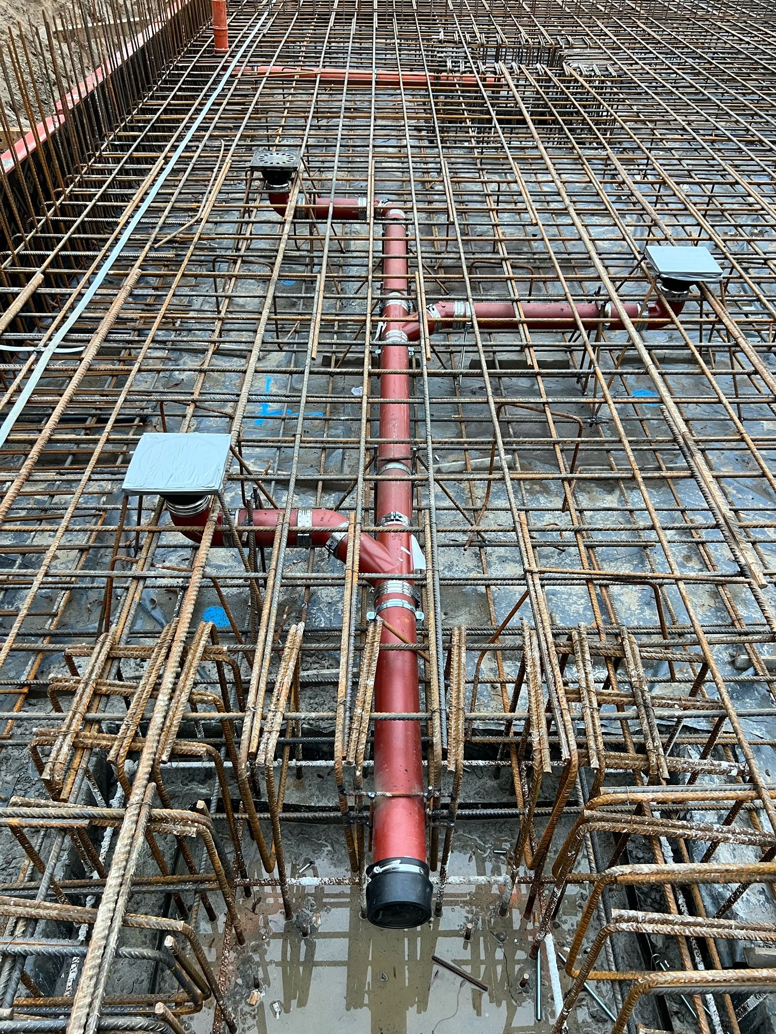 Kanalizacja podposadzkowa żeliwna.