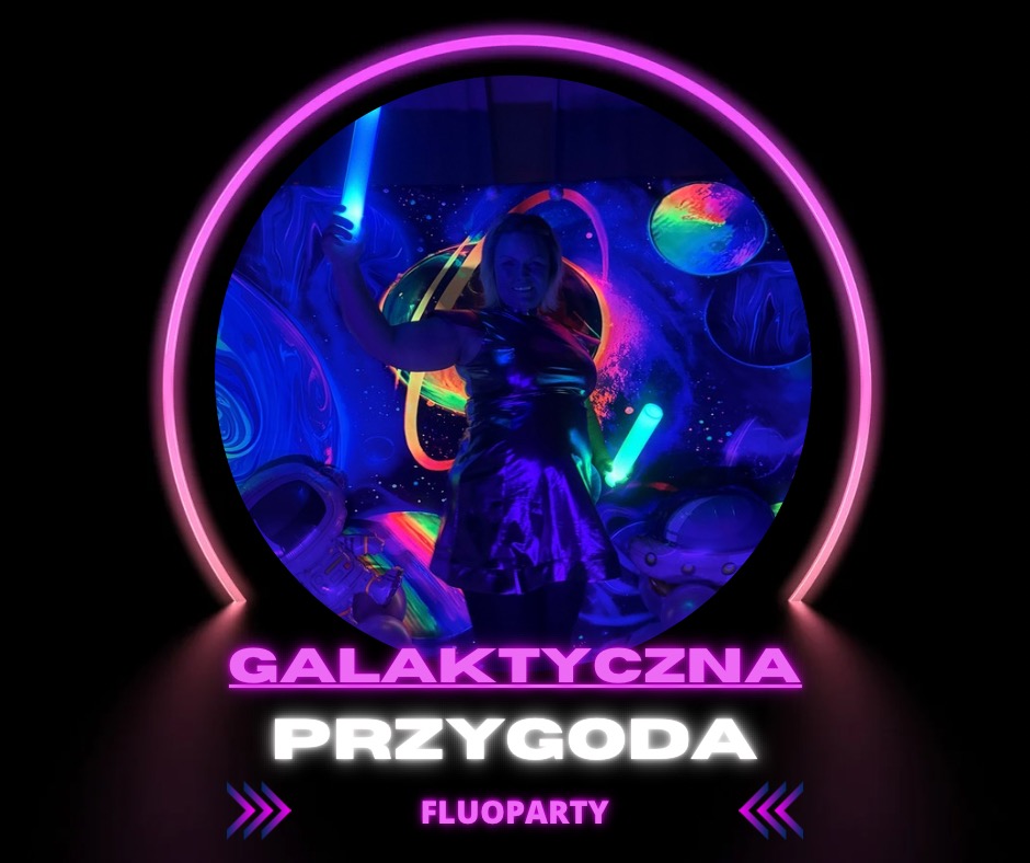 Kobieta w srebrnej sukience, otoczona neonowym okręgiem, trzymająca świecące pałeczki na tle kosmicznej scenografii z napisem 'Galaktyczna Przygoda'.
