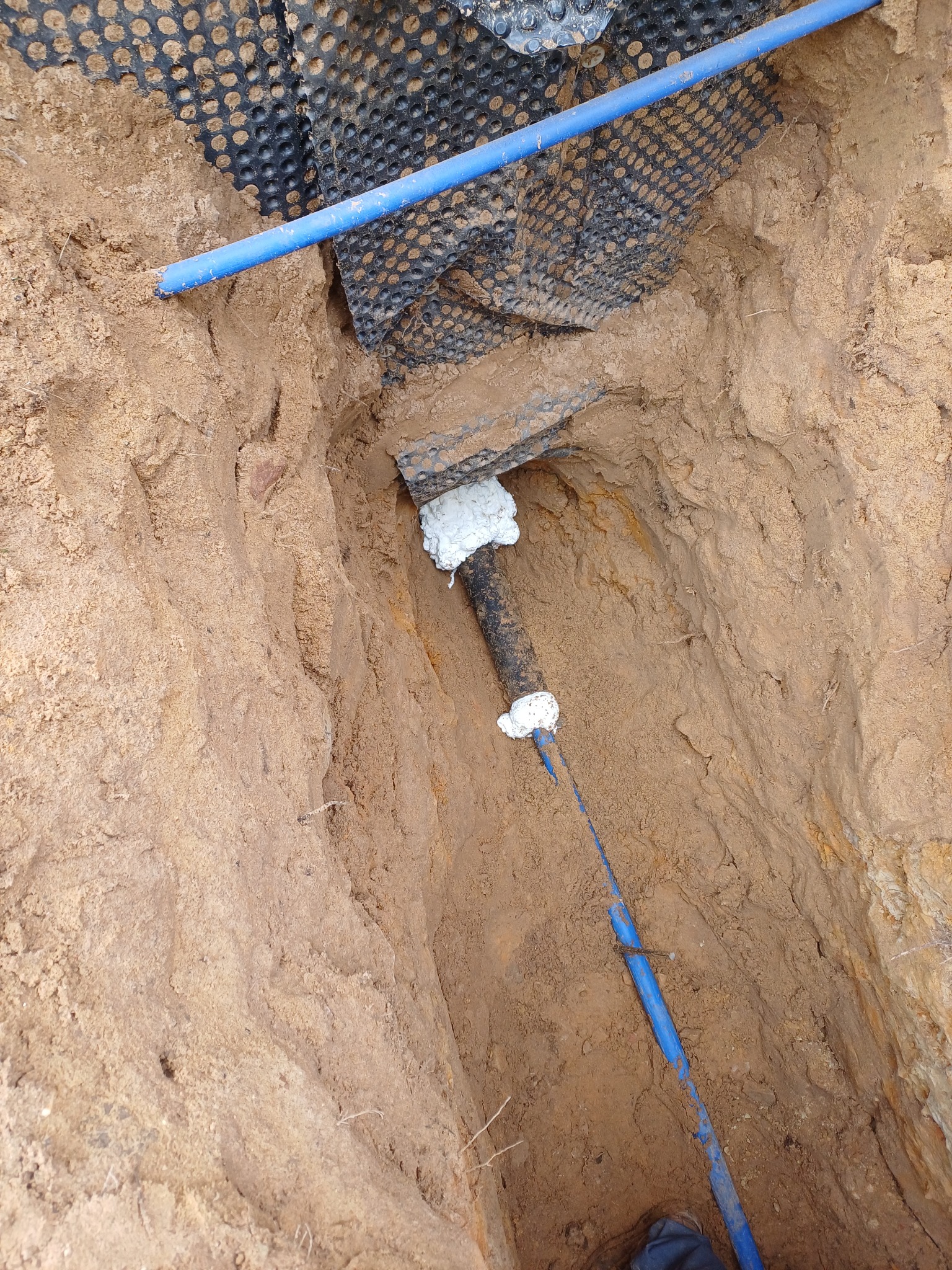 Wykonany wykop z rurą zabezpieczoną pianką montażową i folią kubełkową.