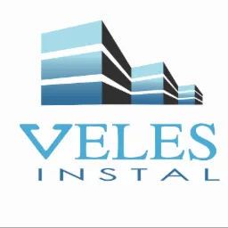 Logo firmy VELES INSTAL z abstrakcyjnym motywem budynków w odcieniach niebieskiego.