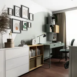 Nowoczesny pokój do pracy z biurkiem w kolorze pistacjowym, białymi meblami, półkami z książkami, dekoracjami na ścianie i drewnianą podłogą.