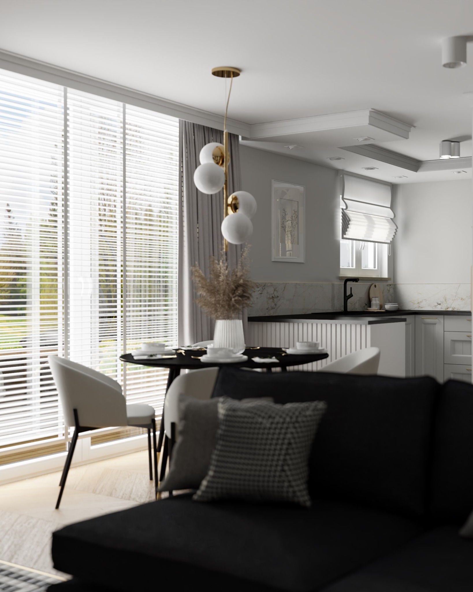 Jasne wnętrze mieszkania z dużym oknem z żaluzjami, okrągłym stołem z nakryciem, nowoczesną lampą wiszącą i fragmentem czarnej sofy z poduszkami na pierwszym planie.