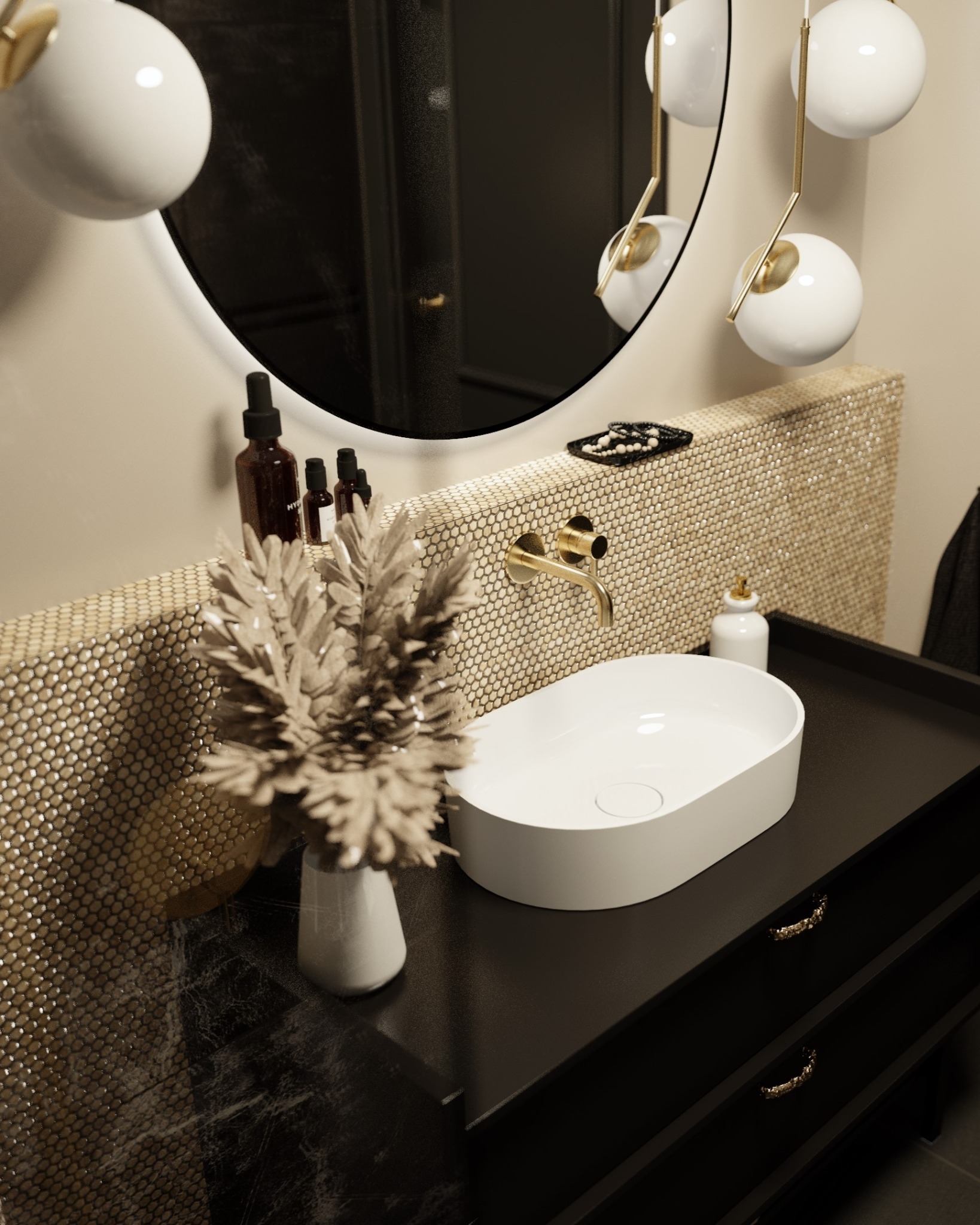 Elegancka łazienka z owalną umywalką nablatową, złotą armaturą i mozaiką w odcieniach złota, uzupełniona dekoracyjnym bukietem suchych traw w białym wazonie i okrągłym lustrem z kulistymi lampami.