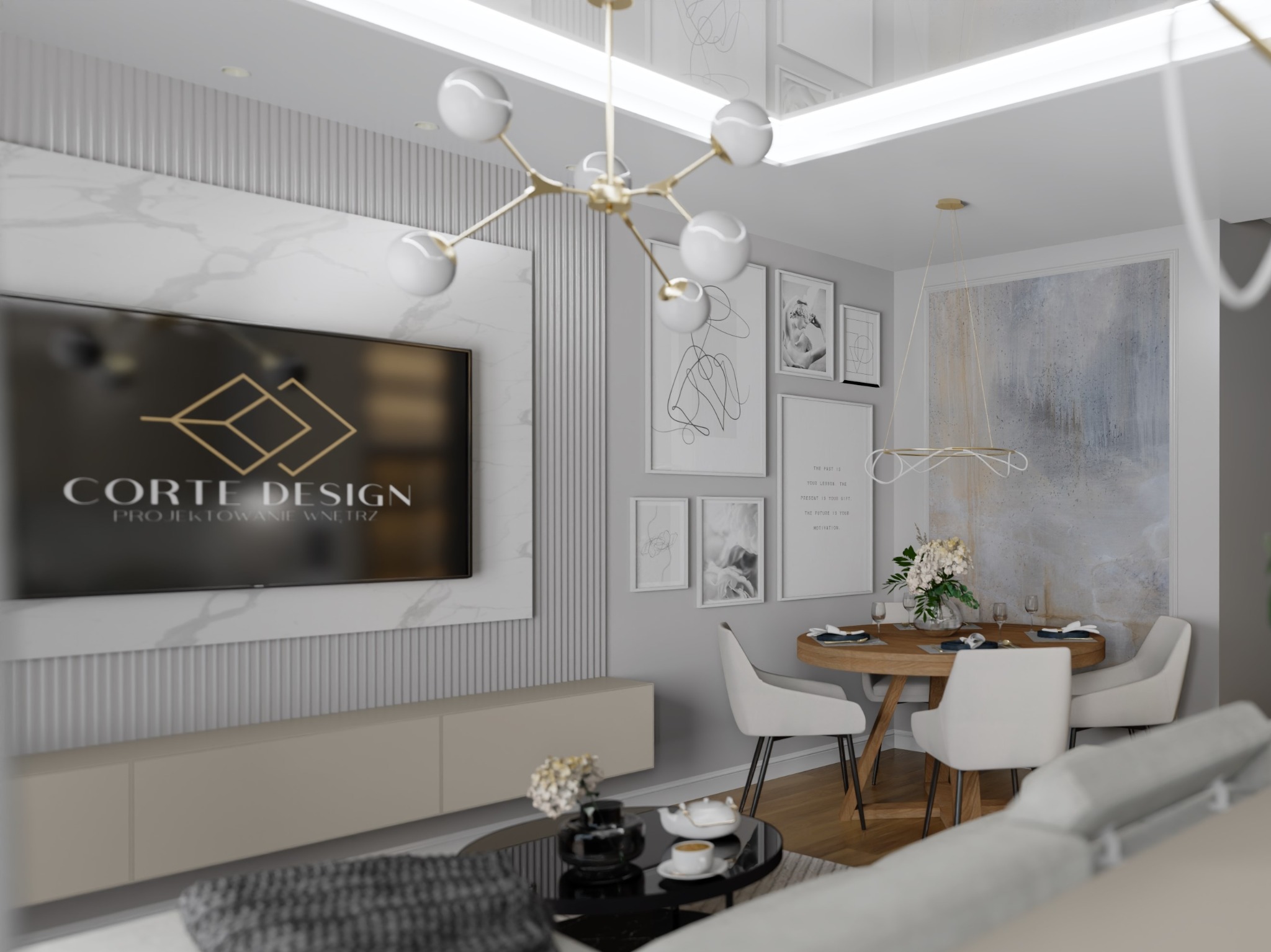 Jasne wnętrze mieszkania z okrągłym drewnianym stołem i białymi krzesłami, nowoczesnym oświetleniem, ścianą z dekoracyjnymi panelami i telewizorem z logo firmy projektującej wnętrza.