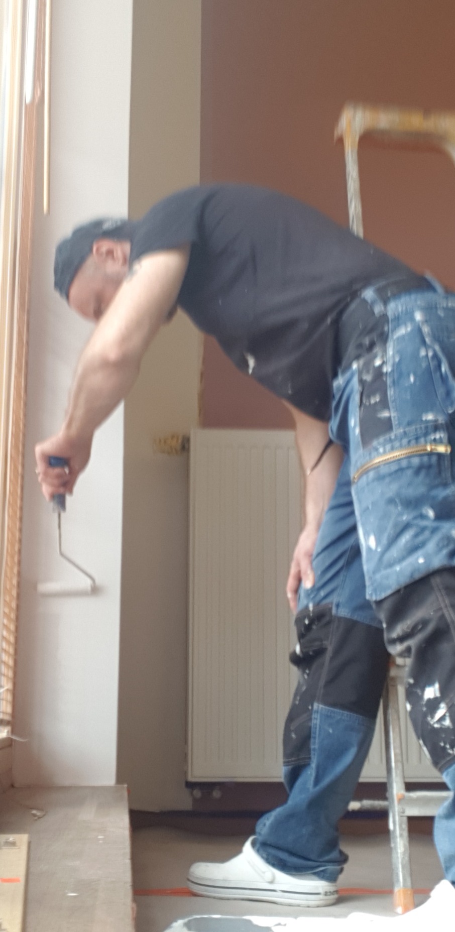 Oferuję: Malowanie ścian (uzupełnianie ubytków, pęknięć] Malowanie drzwi (uzupełnianie obić]