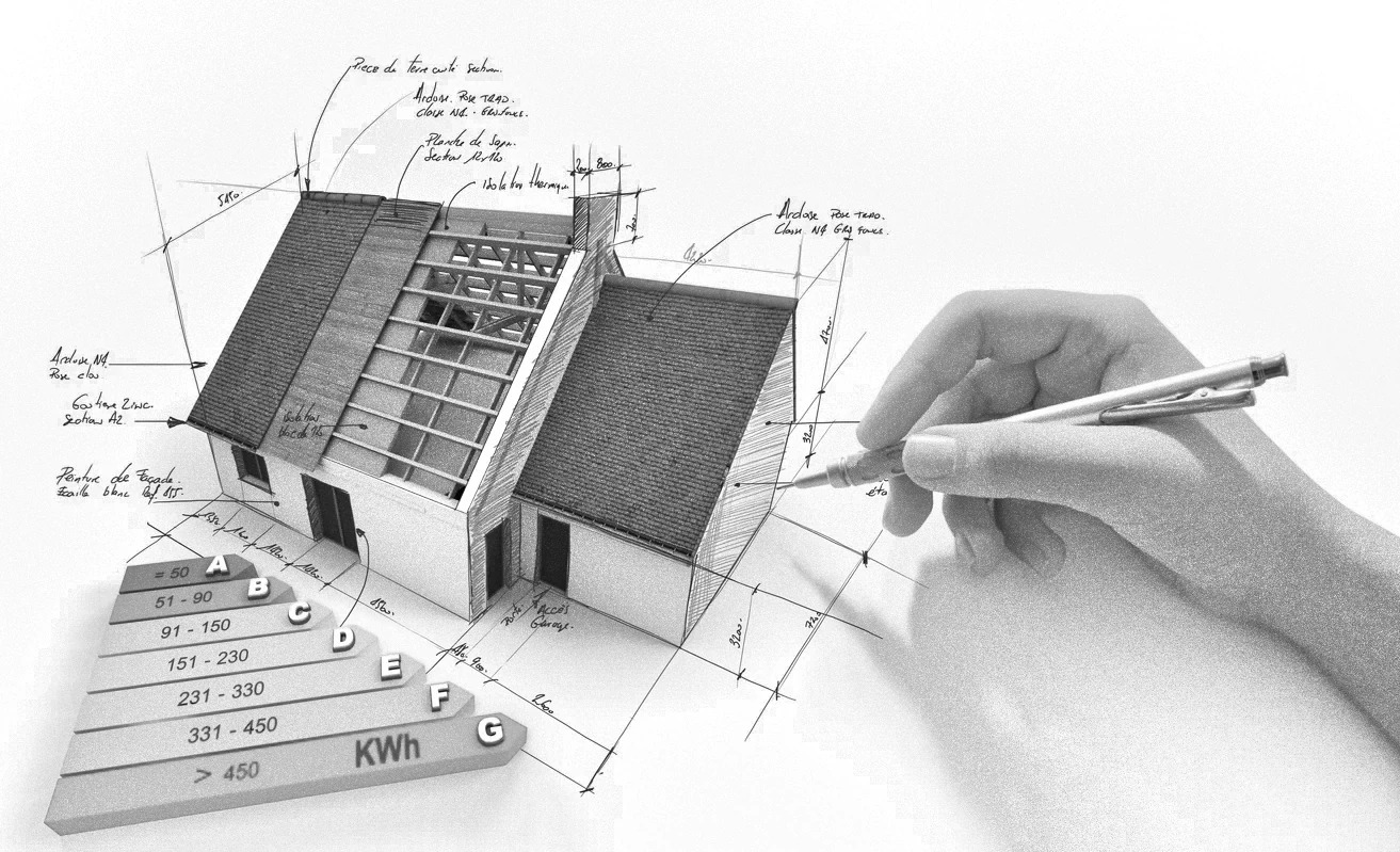 Szkic domu z częściowo odsłoniętą konstrukcją dachu, obok skala efektywności energetycznej i dłoń rysująca detale.