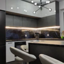 Nowoczesna kuchnia z wyspą, blatem z ciemnego kamienia i podświetleniem LED pod szafkami, widoczne białe hokery i czarna lodówka.