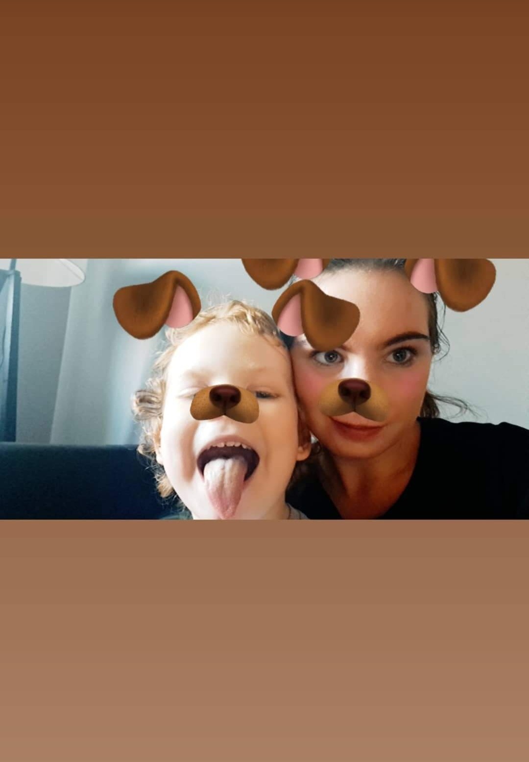 Kobieta i dziecko z filtrem psa na twarzach, dziecko wystawia język.