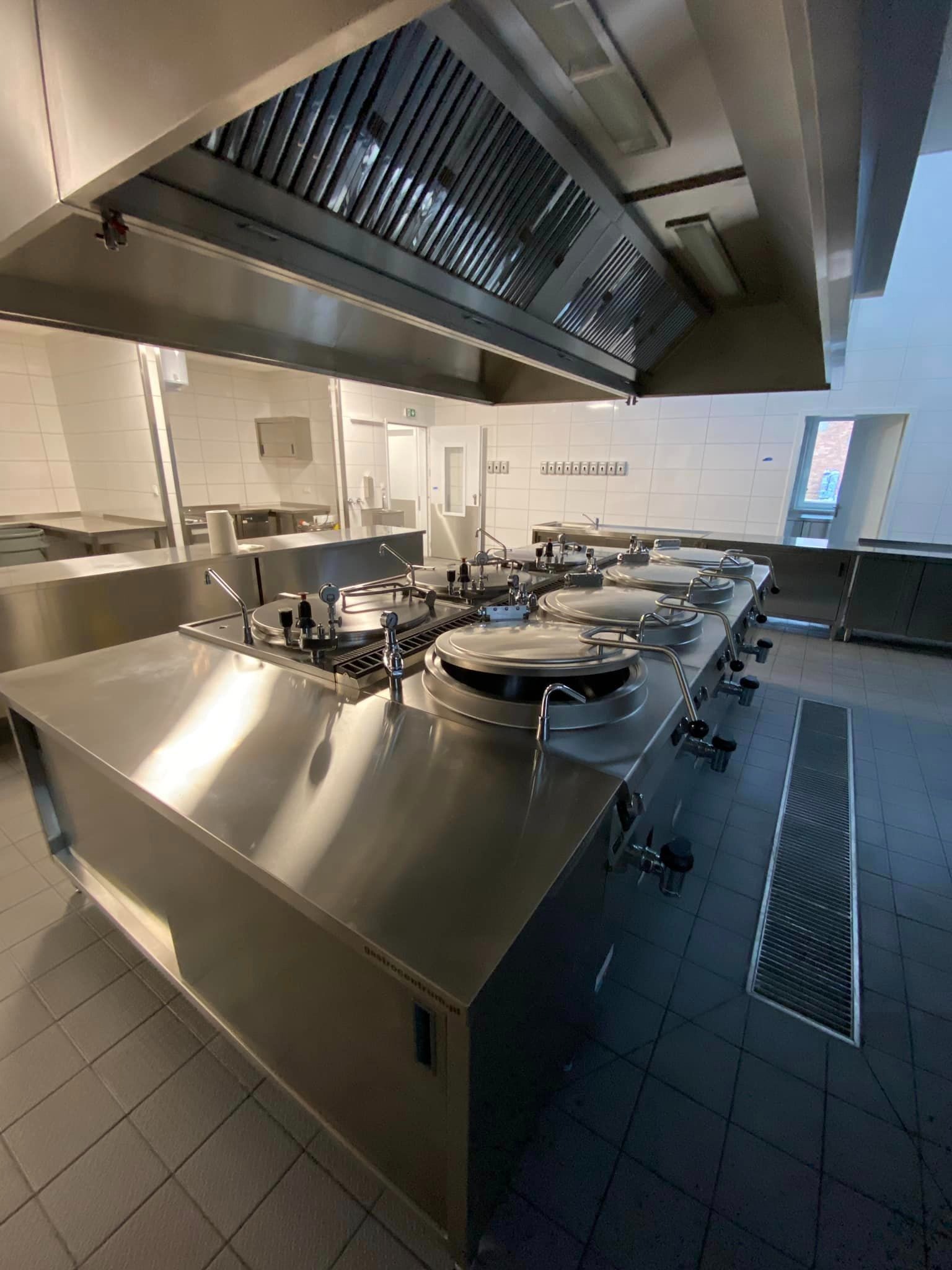 Sprzątanie po budowie kuchni szpitala. Ulica Dojazd Szpital Wrzoska Poznań