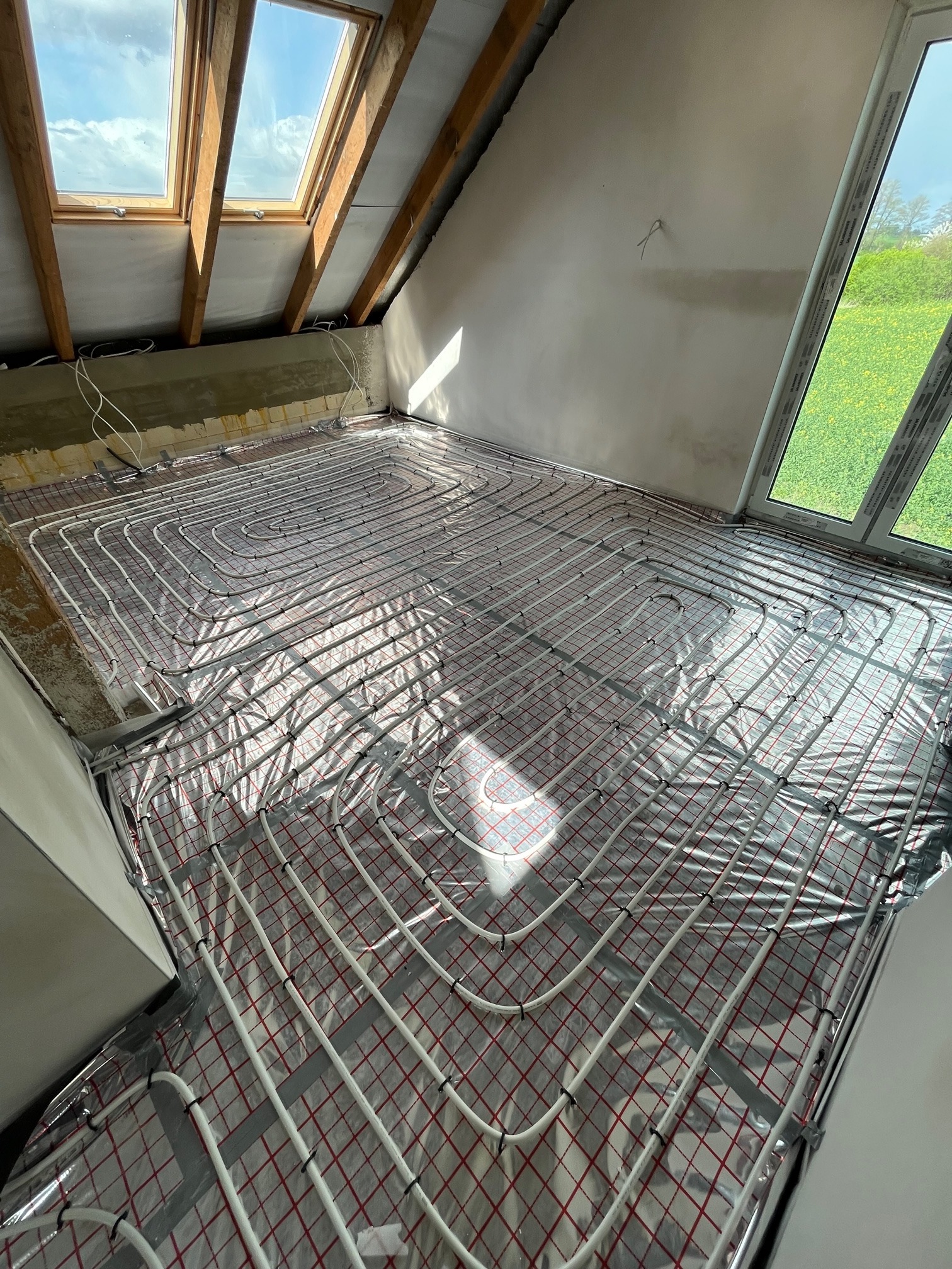 Przykładowe ułożenie rury px na folii i syropianie pod ogrzewanie podłogowe