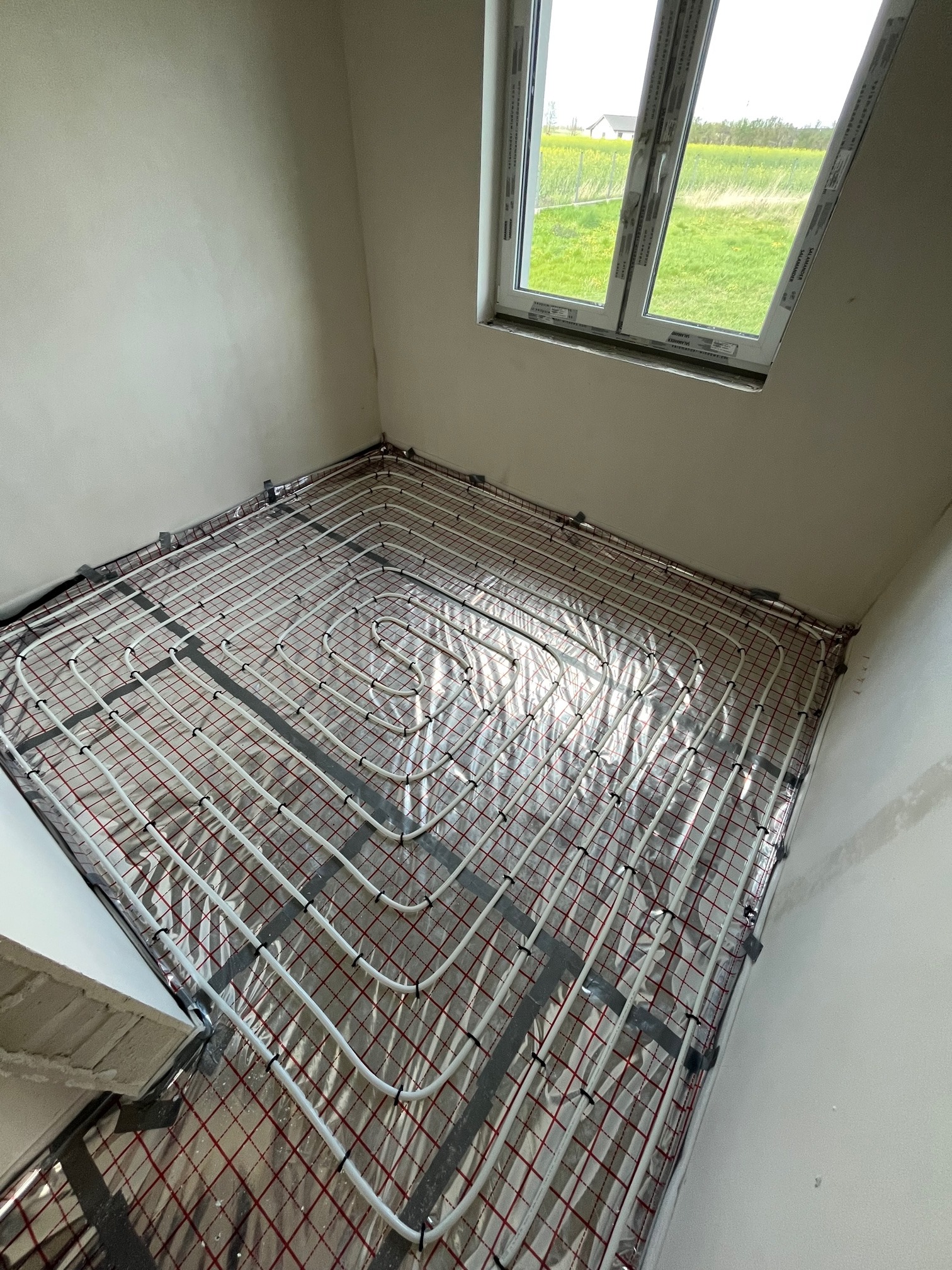 c.d. Przykładowe ułożenie rury px na folii i syropianie pod ogrzewanie podłogowe