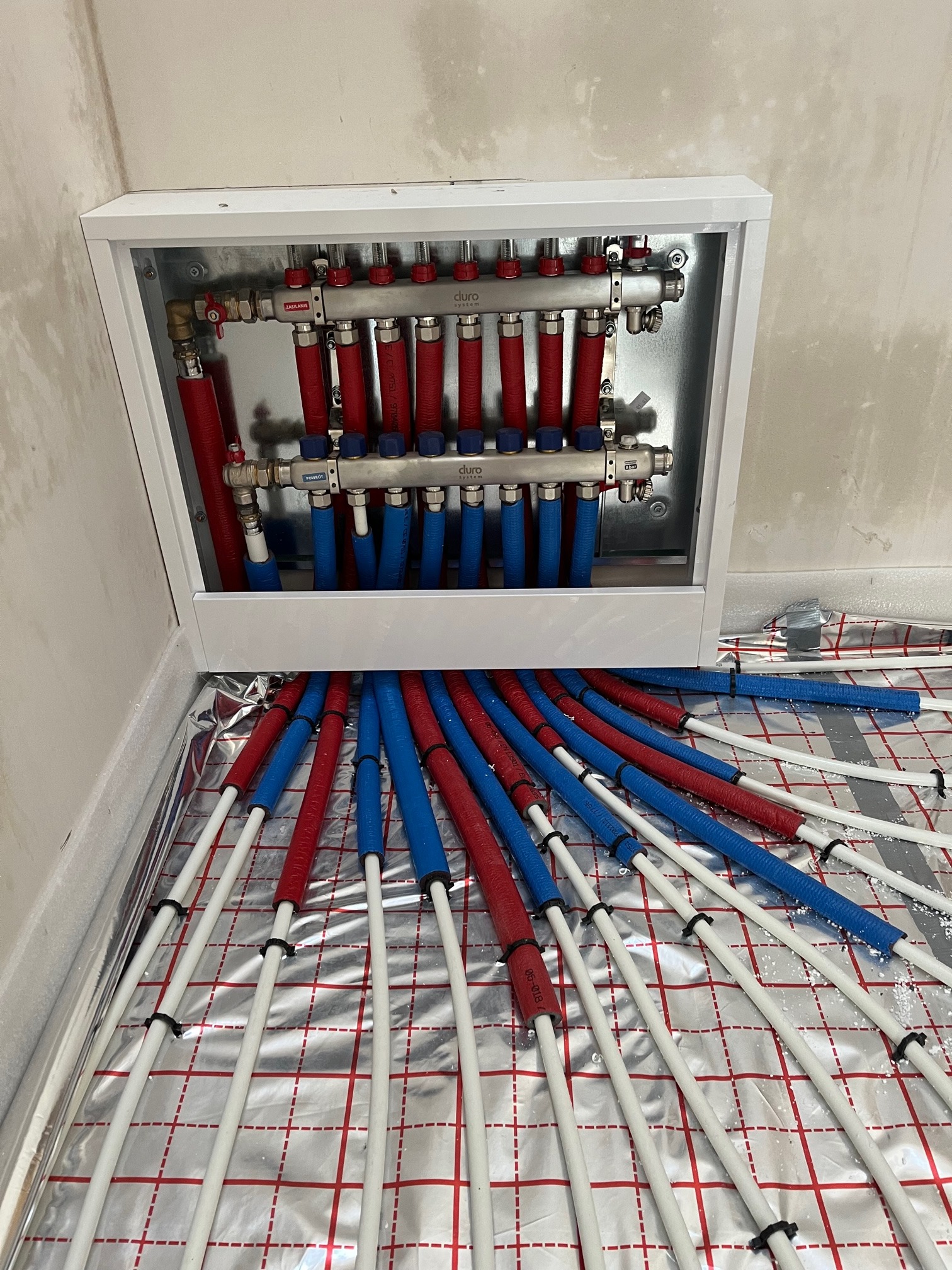 Rozdzielacz do ogrzewania podłogowego wraz z szafką w wersji nad tynkowej