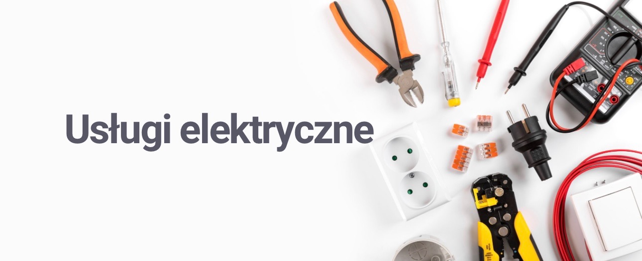 Białe tło z rozłożonymi narzędziami elektrycznymi: kombinerki z pomarańczowymi rączkami, wkrętak z neonówką, multimetr, złączki WAGO, wtyczka sieciowa, ściągacz izolacji, przewody i gniazdko...