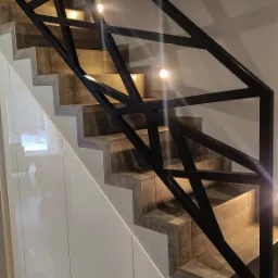 Balustrada schodowa wewnętrzna malowana proszkowo.