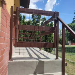 Furtka jako ciągłość balustrady z zamkiem( ocynk, malowane proszkowo)