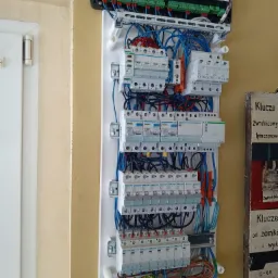 Rozdzielnia wraz ze sterowaniem do inteligentnego sterowania ogrzewaniem elektrycznym.