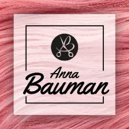 Logo firmy fryzjerskiej Anna Bauman z symbolem nożyczek na tle różowych włosów.