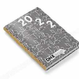 Książka z geometrycznym wzorem i logo DNX design, prezentująca portfolio firmy z Łodzi.