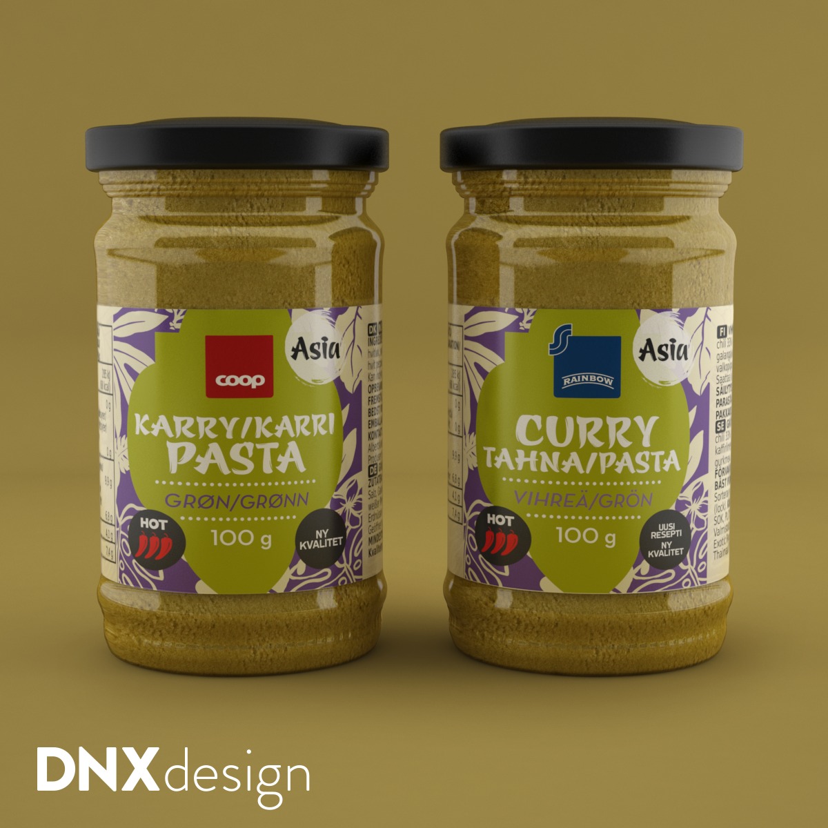 Dwie słoiki z pastą curry różnych marek (Coop i Rainbow) na jednolitym tle, z widocznym logo projektanta DNXdesign.