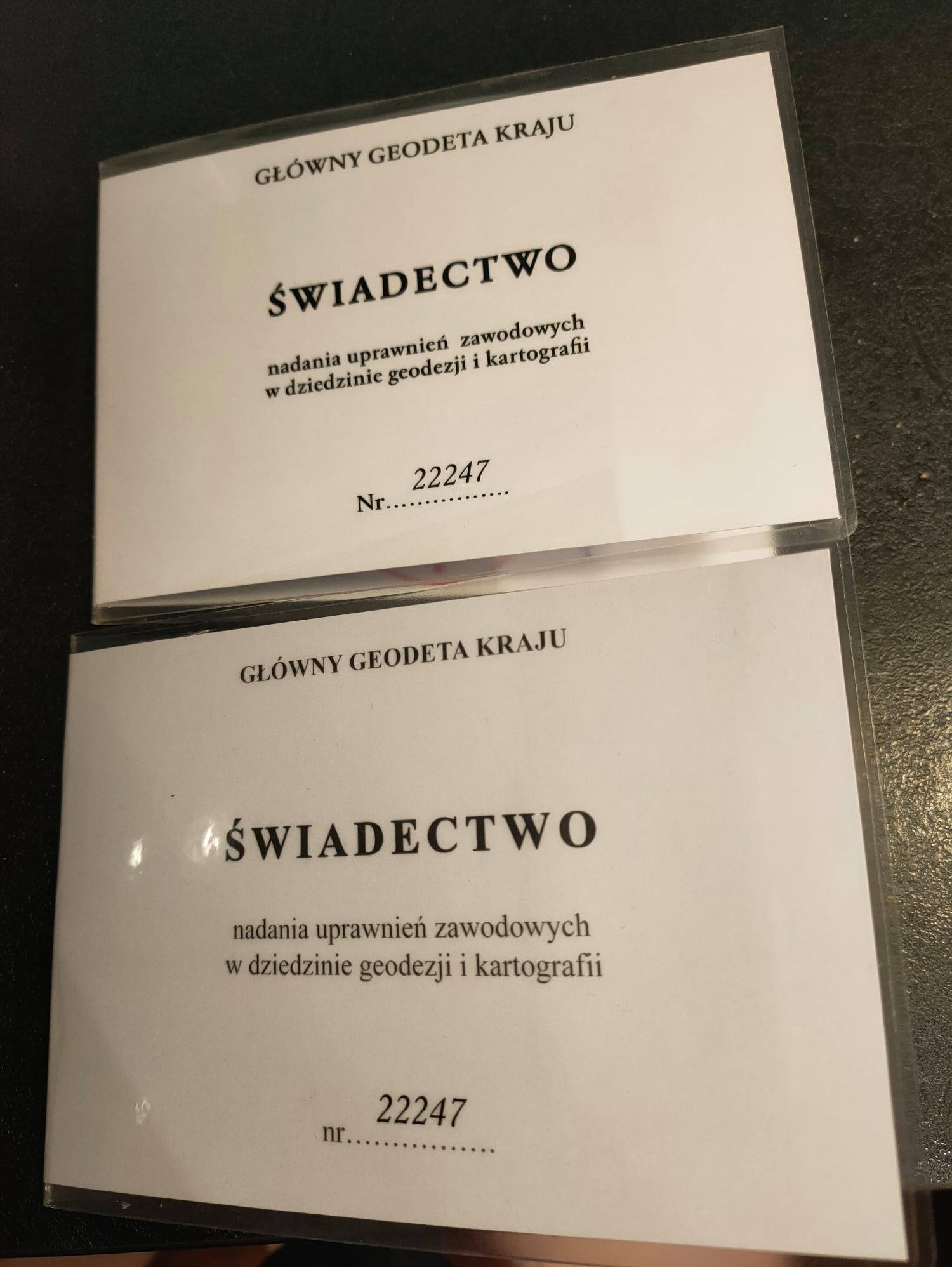 Dwa świadectwa nadania uprawnień zawodowych w dziedzinie geodezji i kartografii, wydane przez Głównego Geodetę Kraju, z numerem 22247.
