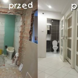 Usługi Remontowo-Budowlane Robert Wiącek - Porównanie stanu łazienki przed i po: surowa ściana z cegły i zielona płyta gipsowa kontra nowoczesna łazienka z szarymi płytkami, białymi drzwiami i armaturą.